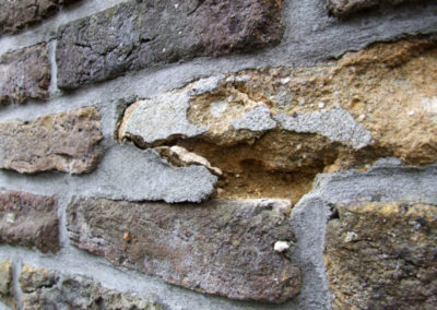 Deutliche Schäden am Mauerwerk